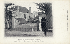 711703 Prentbriefkaart met een foto van de plek op het Janskerkhof te Utrecht, waar de nieuwe sociëteit P.H.R.M. zal ...